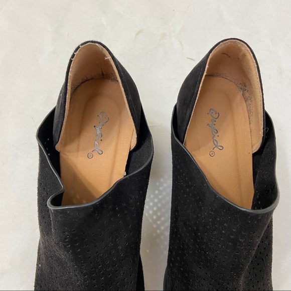 QUPID BLACK LOW HEEL ANKLE LASER CUT BOOTIES - Picture 5 of 13